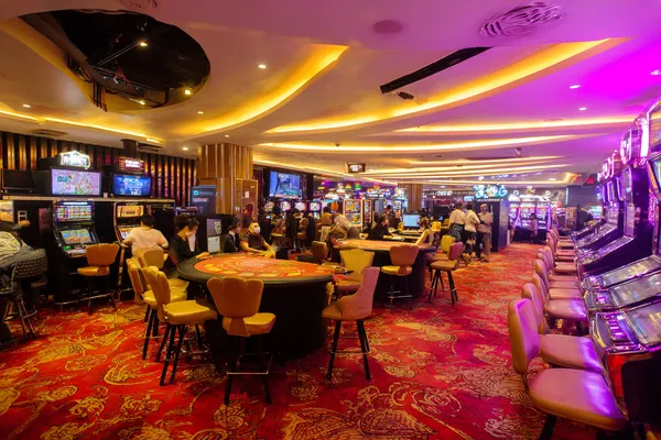 App BB22BR — Aproveite jogos sem interrupções no seu smartphone Uma jovem relaxando com o celular enquanto elementos dinâmicos de cassino flutuam ao seu redor, ilustrando a experiência móvel fluida oferecida pelo app BB22BR.