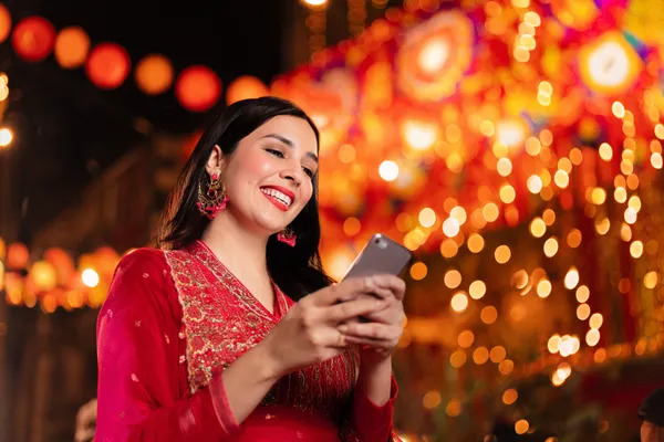 Slots BB22BR — Milhares de temas empolgantes e jackpots Uma mulher elegante ao lado de máquinas caça-níqueis vibrantes exibindo setes brilhantes, mostrando a variedade de slots no BB22BR.