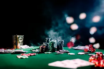 Jogos de Cassino BB22BR — Aproveite entretenimento sem parar Um close de moedas douradas caindo ao redor de uma roleta girando, representando a ação imersiva do cassino no BB22BR.